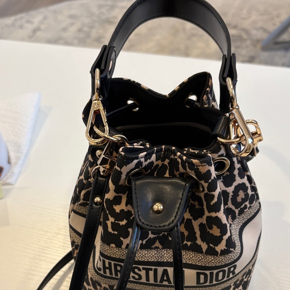 NWT Dior Beauty ❤️ Leopard Cheetah Print Bucket Crossbody Top Handle Bag  🎁 - Picture 8 of 9